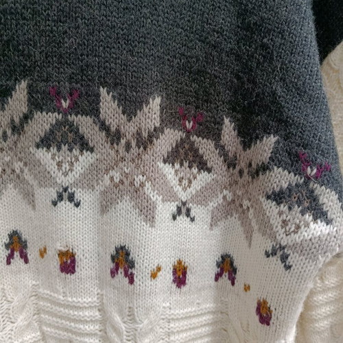 Vintage knitted sweater like new, fits sizes M-XL, very warm