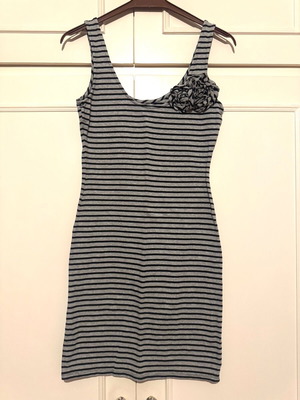 Fitted striped dress like new with removable flowers, black and gray