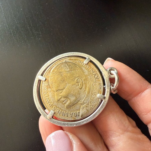Collectible coin with the Pope in pendant like new