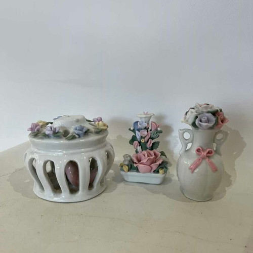 Vintage porcelain decorative figurines set of 3 used, floral details