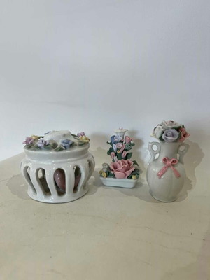 Vintage porcelain decorative figurines set of 3 used, floral details