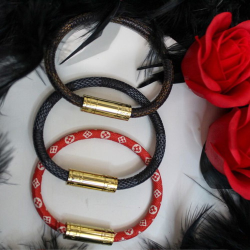 Bracelet with magnetic clasp in three colors, like new