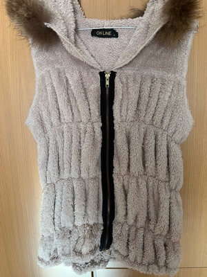 Online sleeveless vest like new, beige with fur trim, size S