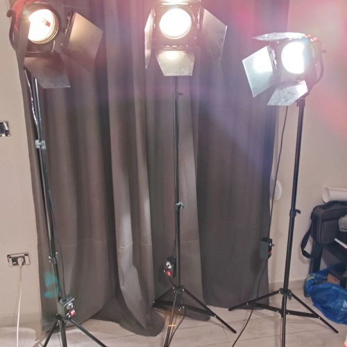 Studio lighting used 3x800W redheads and 2 softbox 125W with tripods