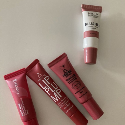 Lip balm and creamy blush set like new, pack of 4