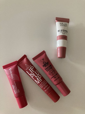 Lip balm and creamy blush set like new, pack of 4