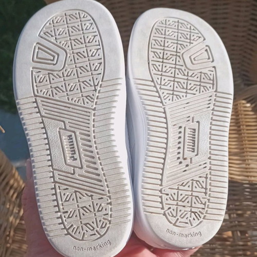 Unisex Puma sneakers size 26 like new, white