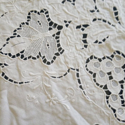 Round handmade tablecloth with cutwork and embroidery white like new, diameter 161cm