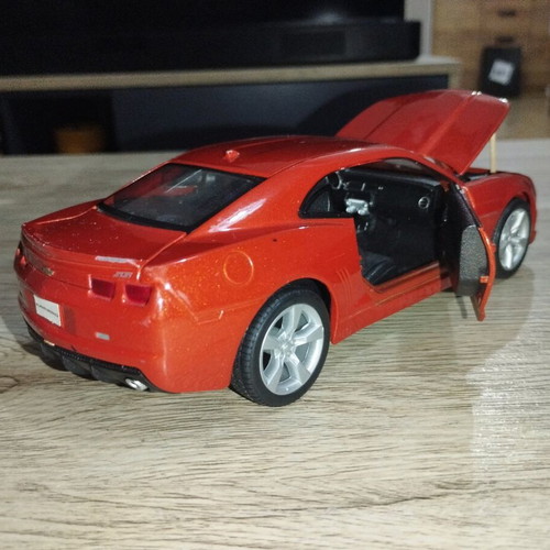 Collectible Chevrolet Camaro 1/24 scale toy car like new, metal