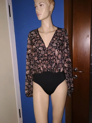 Shein bodysuit with neckline, size M, like new, multicolor