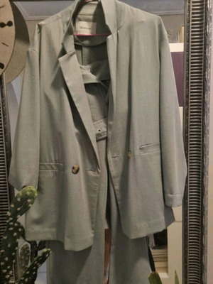 Pistachio suit like new with fabric belt, size S
