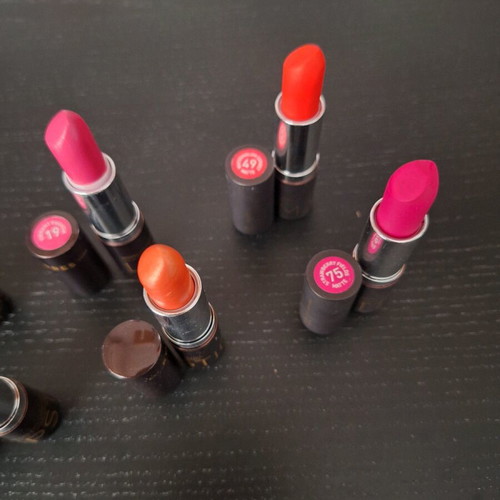 Korres lipstick set in like new condition, 6 pieces