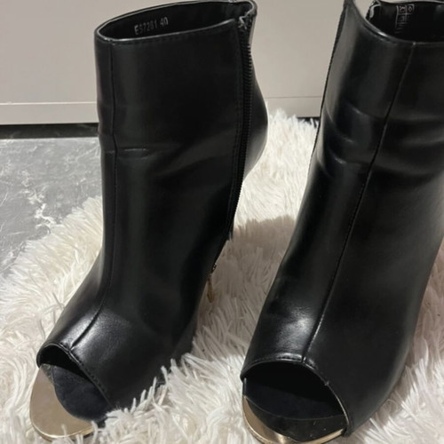 Migato black boots with 10 cm heel like new