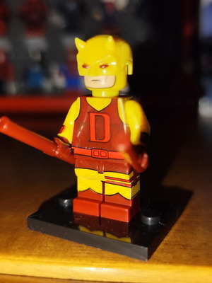 Daredevil Matt Murdock (κίτρινη-κόκκινη στολή) σαν καινούργιο με βάση και δύο billy clubs