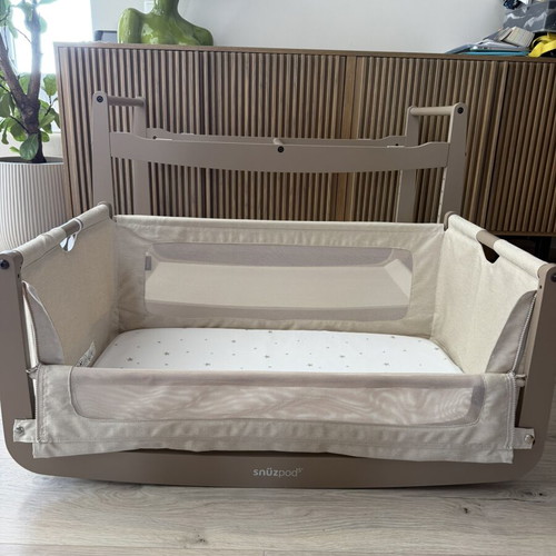 SnüzPod 5 bedside crib with mattress and blankets like new, mocha