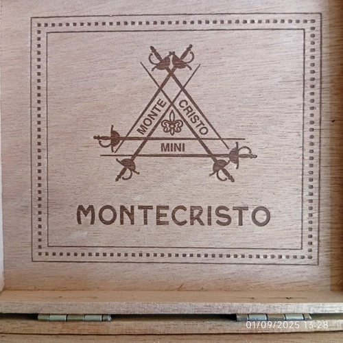 Montecristo wooden box authentic, like new condition