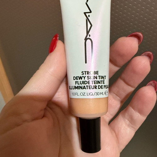 Mac Strobe Dewy Skin Tint Light 3 new
