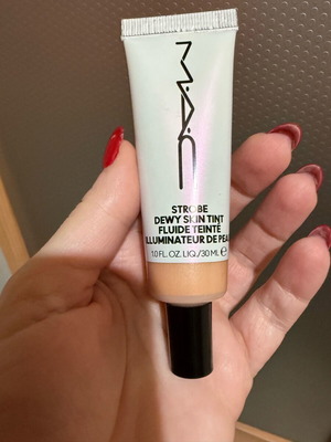 Mac Strobe Dewy Skin Tint Light 3 new