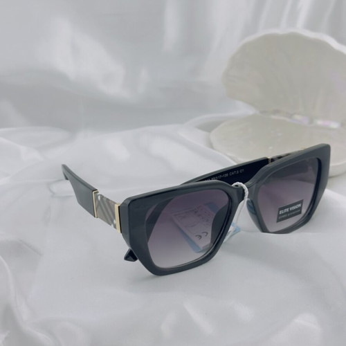 Sunglasses with black cat-eye frame