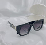 Sunglasses with black cat-eye frame