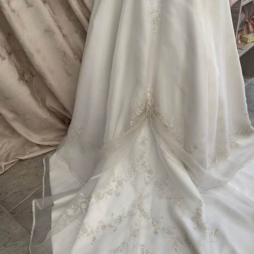 Wedding dress like new with pearls and embroidery, size L