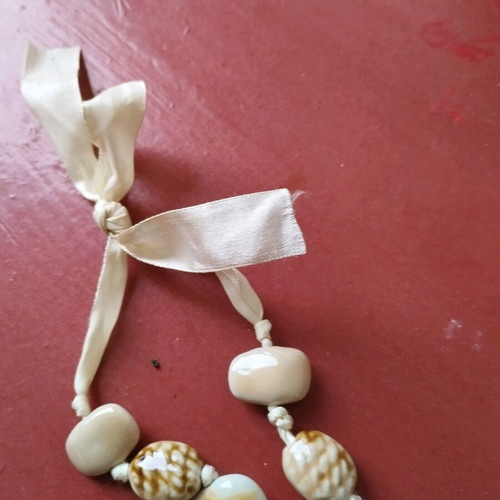 Necklace 40 cm stone with animal print and satin tie new, beige