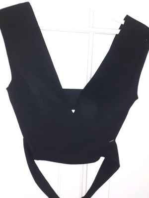 Toi&Moi black crop top like new with neckline and back opening