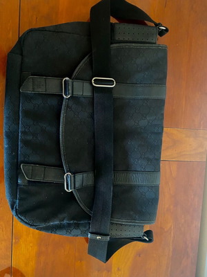 Τσάντα ταχυδρόμου Gucci χιαστί σαν καινούργιο, μαύρη υφασμάτινη με δέρμα