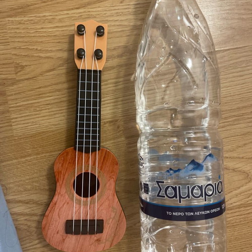 Ukulele decorative like new that plays, excellent condition