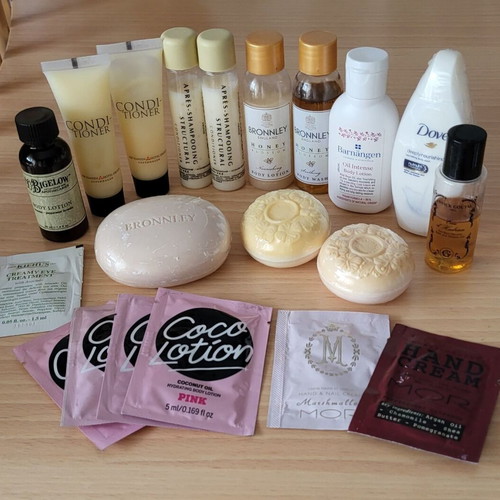 Samples of bath and body products new, pack
