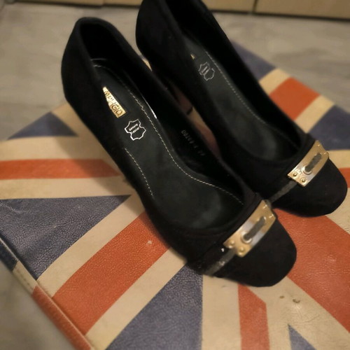 Black leather pumps size 39 like new with 9 cm heel