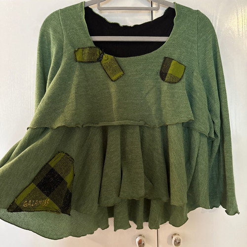 T-shirt size M like new, green with details