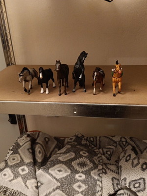 Set of 9 horse figures like new, 13-15 cm long