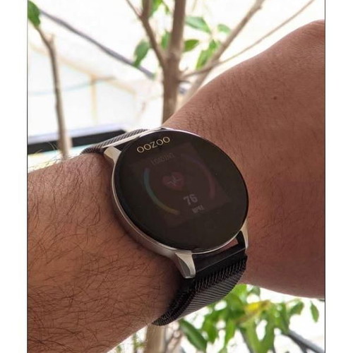 OOZOO Smartwatch Q00134 like new with two straps and charging dock