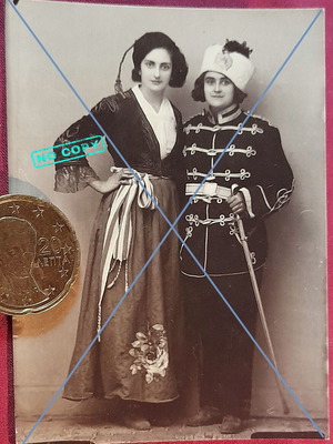 Βιντατζ ασπρόμαυρη φωτογραφία δεκαετίας 1930 με δύο γυναίκες σε θεατρικές στολές, σαν καινούργιο