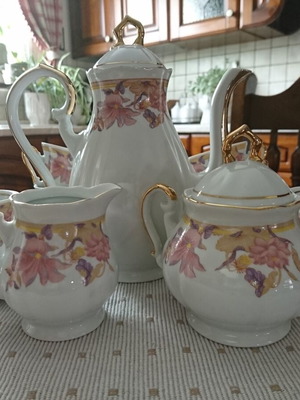 Σετ καφέ Fena από πορσελάνη με λουλουδάτο μοτίβο και χρυσή διακόσμηση σαν καινούργιο