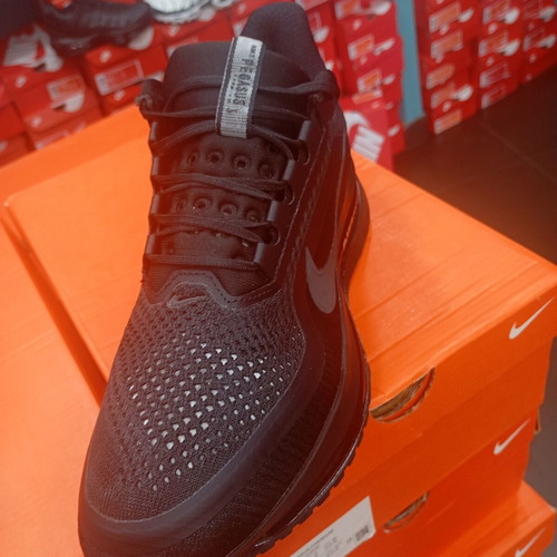Nike Pegasus Air Zoom new, black athletic shoes
