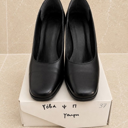Black leather pumps size 37 like new, classic style