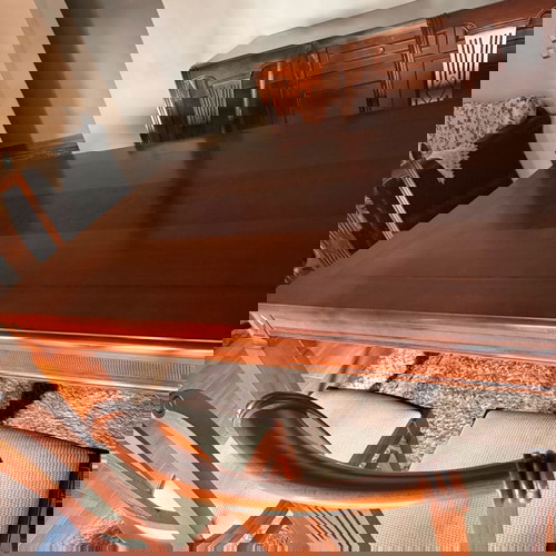 Τραπεζαρία με μπουφέ και καθρέφτη σαν καινούργια