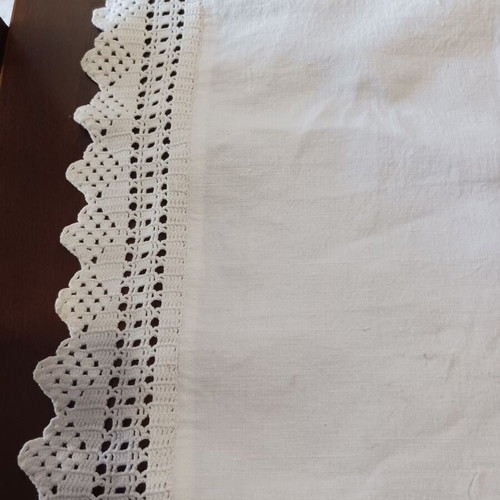 Runner handwoven with handmade lace, new