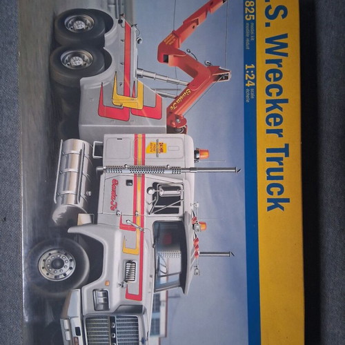 Italeri model U.S. Wrecker Truck plastic, new, 1:24 scale