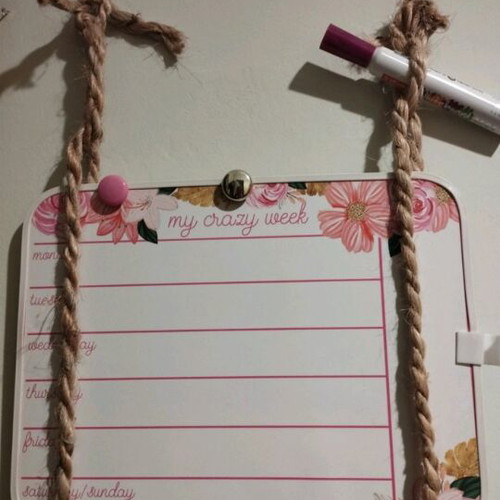 Daily calendar like new with magnets