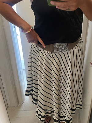Striped black and white midi skirt with elastic waist and ruffle