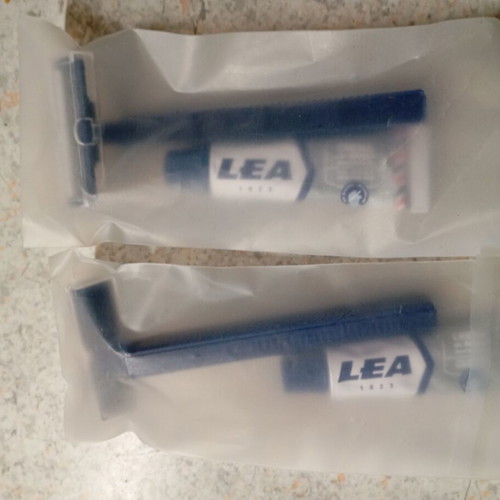 Travel sets new, 2 pieces with razor and shaving foam