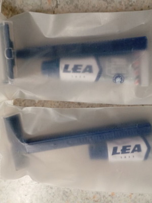 Travel sets new, 2 pieces with razor and shaving foam
