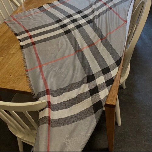 Burberry scarf like new, 55% wool 35% cashmere, classic check