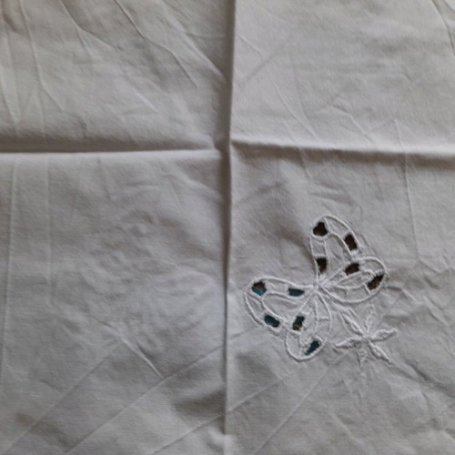 Embroidered cutwork napkin set with 2 squares and 2 napkins like new