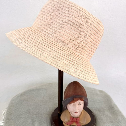 Summer hat made of paper yarn, like new, size S, salmon color