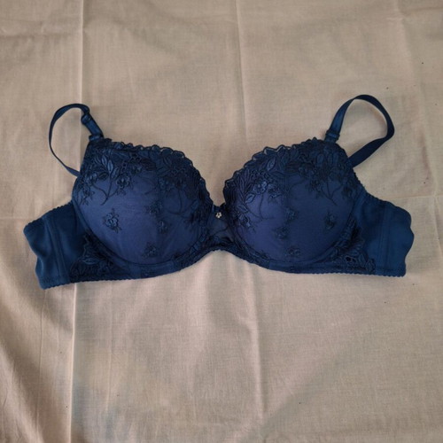Blue bra like new, size B with flower detail