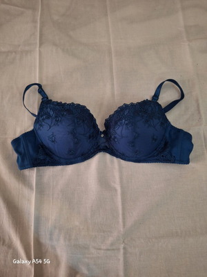 Blue bra like new, size B with flower detail